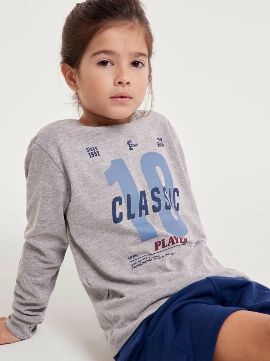 CAMISETA INFANTIL CON ESTAMPA - GRIS 