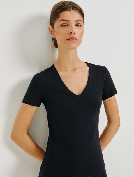 CAMISETA BÁSICA MANGA CORTA CUELLO EN V NEGRO