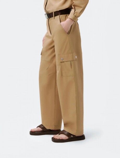 PANTALÓN RECTO CON BOLSILLOS BEIGE