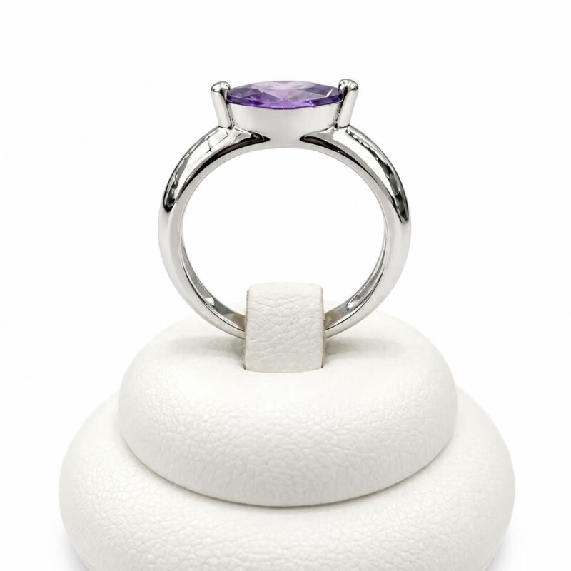 Anillo con piedra central Navette en color violeta Anillo con piedra central Navette en color violeta