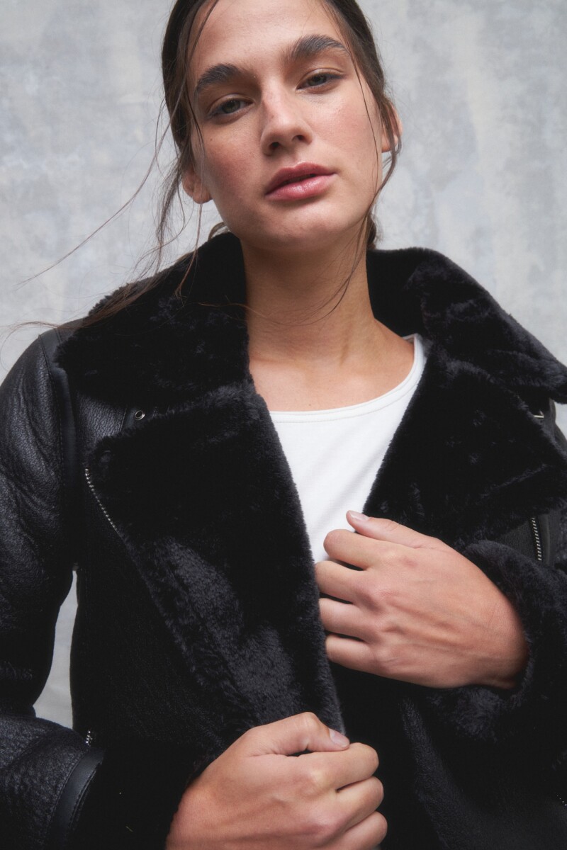 Campera simil gamuza con piel negro