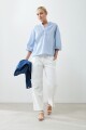 Blusa romántica bordada celeste