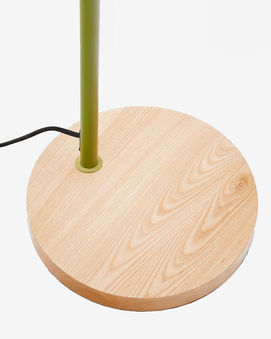 Lámpara de pie Catlar de madera de fresno y metal con acabado pintado verde