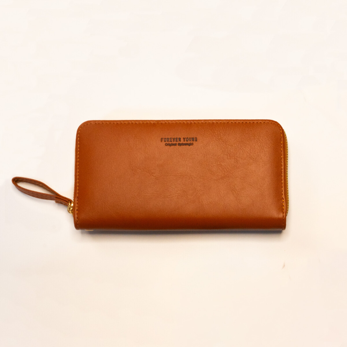 BILLETERA CON AGARRE Y COMPARTIMENTOS - CAMEL 