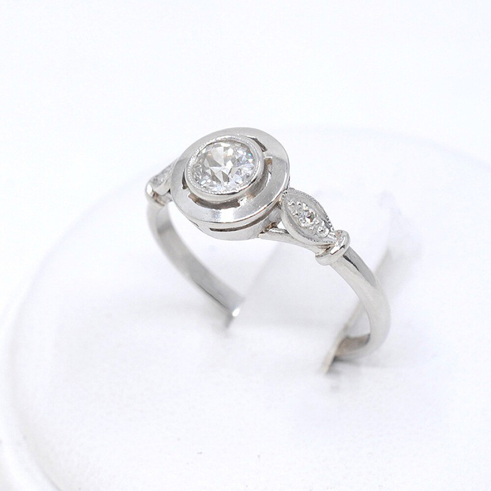 Anillo En Platino Y Brillantes Anillo En Platino Y Brillantes