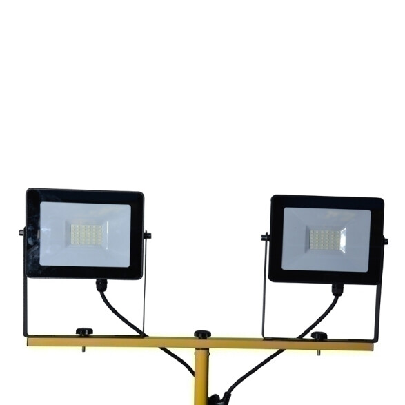 Dos proyectores LED c/trípode 50W exterior cálida IX1595