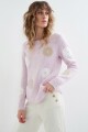 Sweater con flores bordadas lila