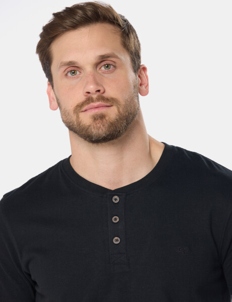 REMERA LISA CON BOTONES Negro