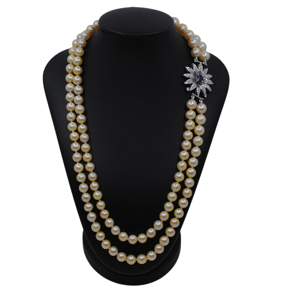 Collar de perlas mayor a menor con broche en oro 18k blanco, zafiro azul y brillantes Collar de perlas mayor a menor con broche en oro 18k blanco, zafiro azul y brillantes