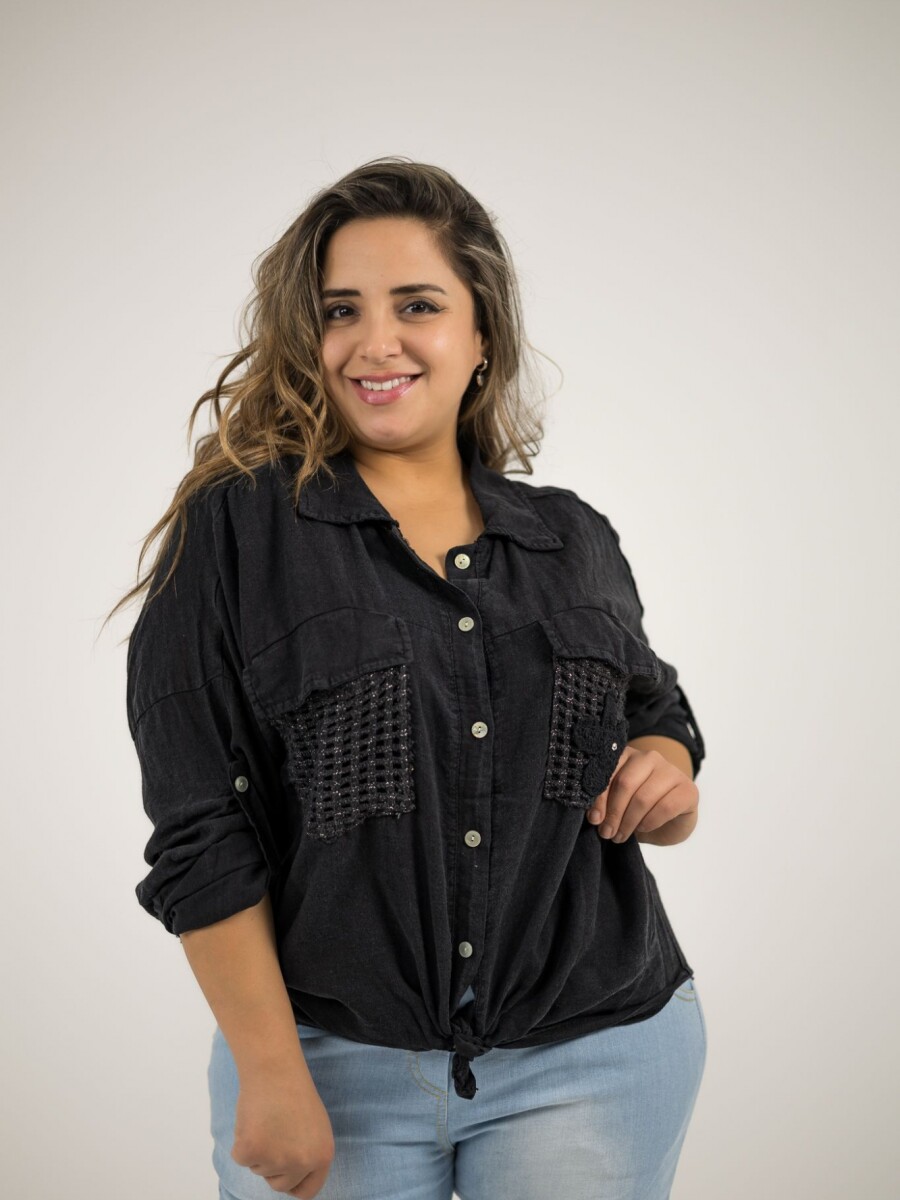 Camisa de lino con flor bordada en bolsillo Negra