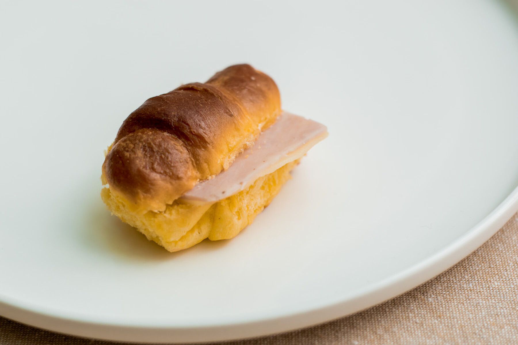 Medialunita con jamón y queso 