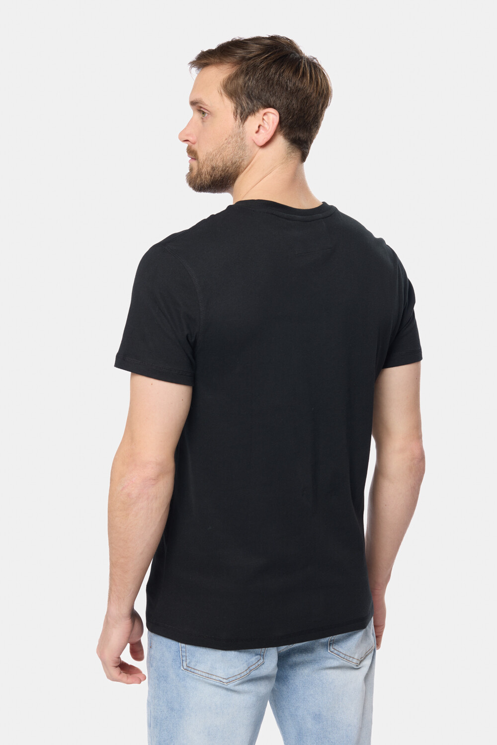 REMERA LISA ESCOTE V Negro