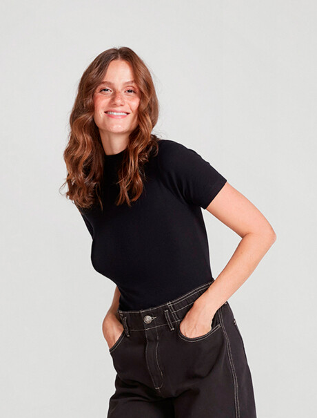 CAMISETA BÁSICA DE CUELLO ALTO NEGRO