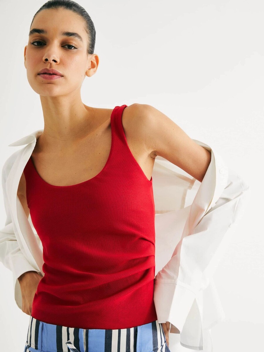 MUSCULOSA EN TELA ACANALADA CON PLIEGUES LATERALES - ROJO 