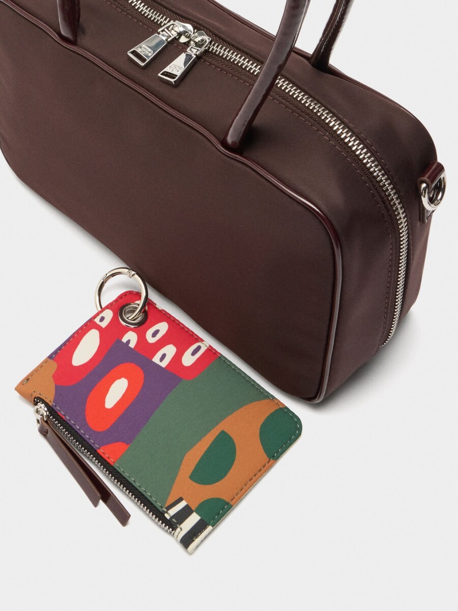 Bolso Bowling De Nylon Con Colgante marron