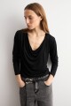 Remera escote drapeado negro