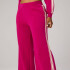 Pantalón Elevated Track Pant Mujer Lush Berry/Almond Milk