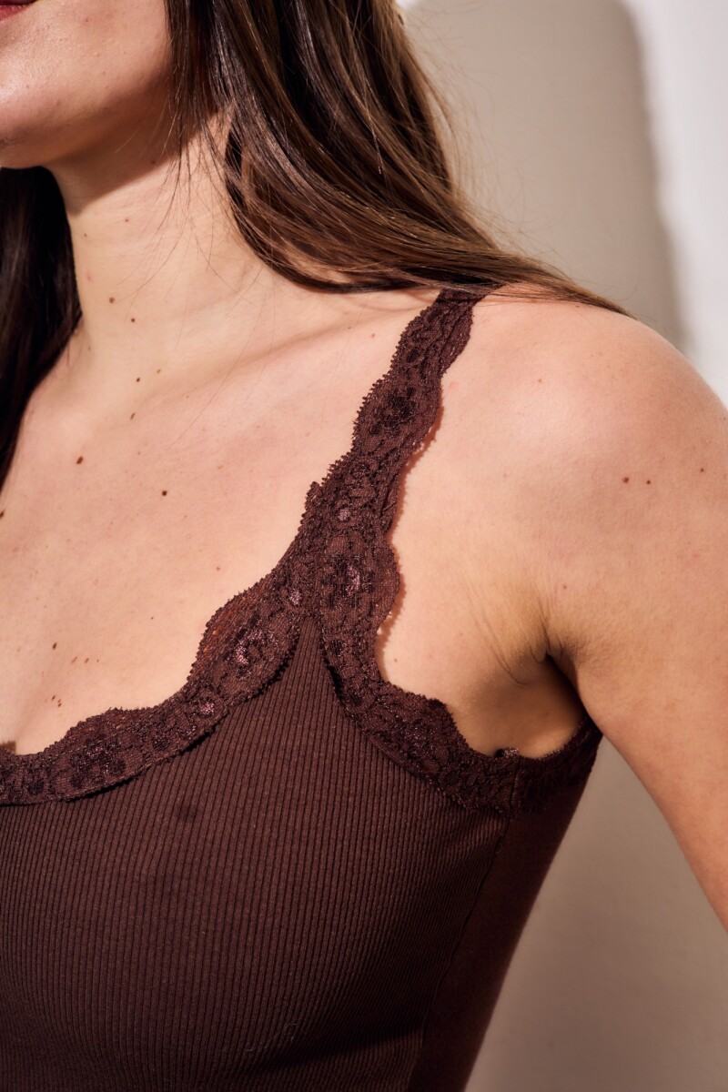 Musculosa Con Encaje Chocolate