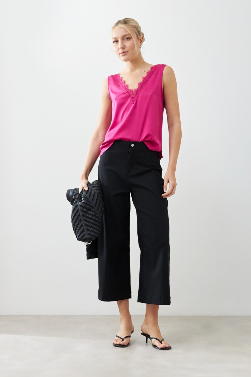 Top satinado escote V con encaje fucsia