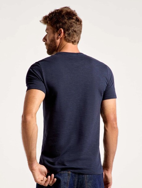 CAMISETA EN TELA TEXTURIZADA MODELO REGULAR AZUL