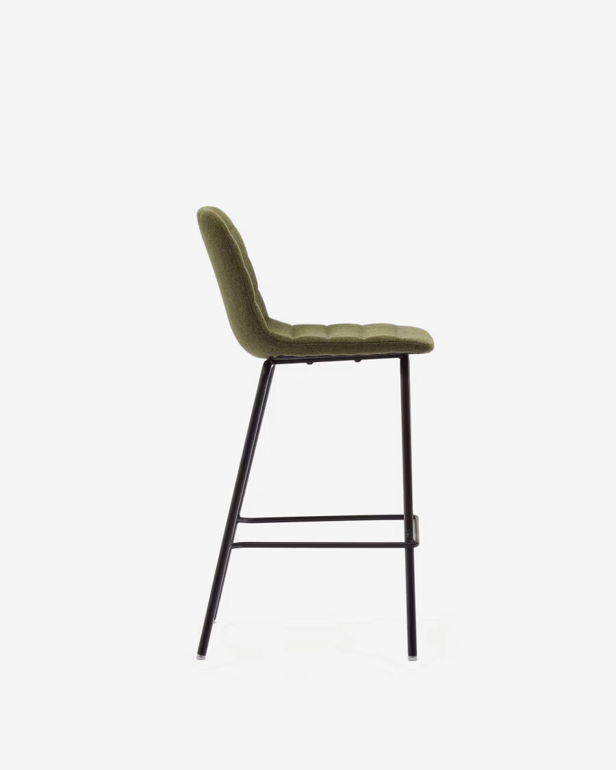 Taburete Zunilda de chenilla verde oscuro y acero con acabado negro mate altura 65 cm