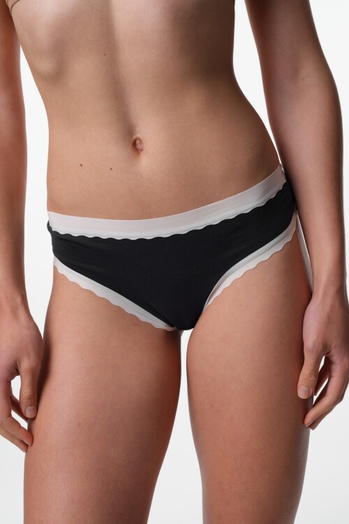 Colaless Daisy Negro