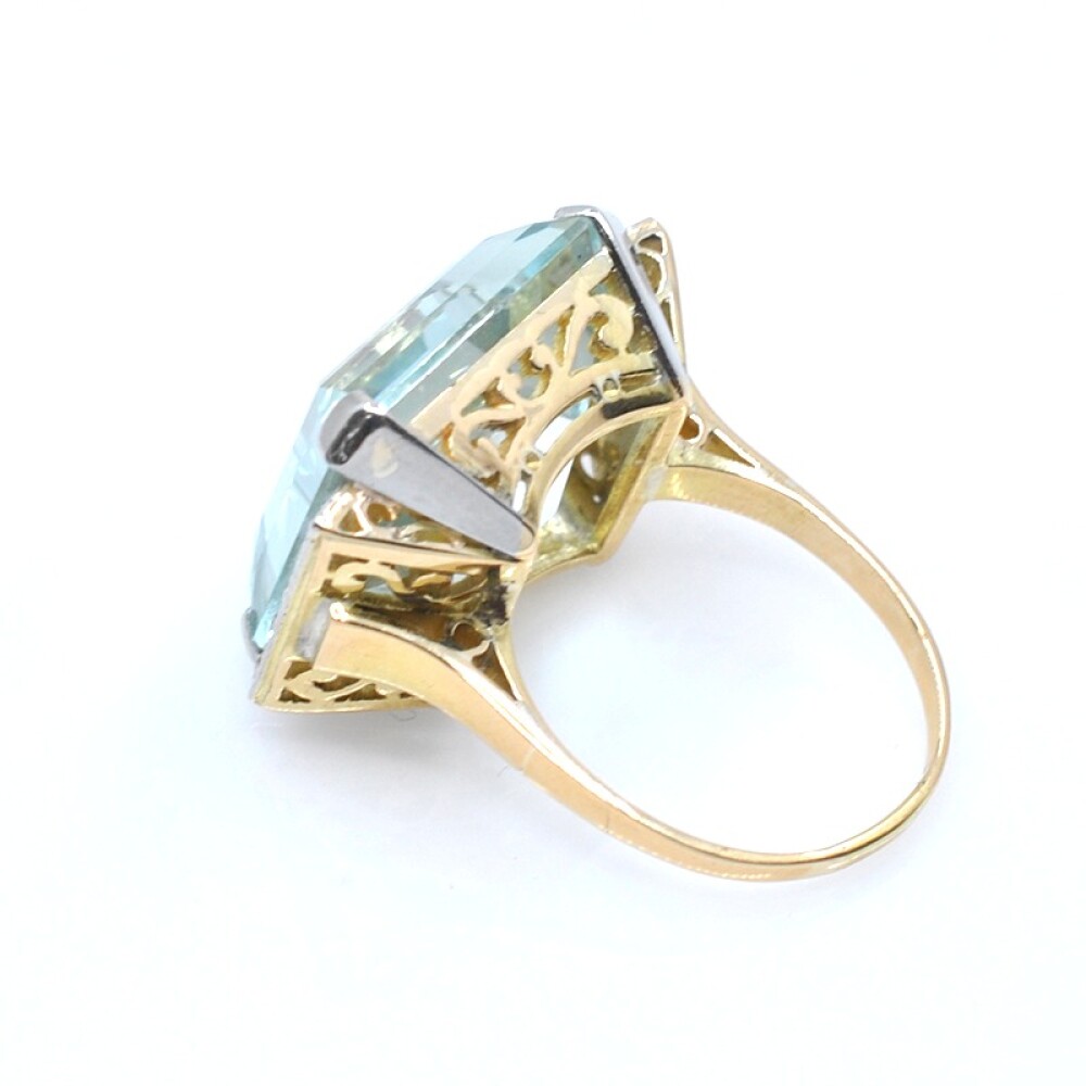 Anillo en oro 18k , aguamarina y brillantes. Anillo en oro 18k , aguamarina y brillantes.