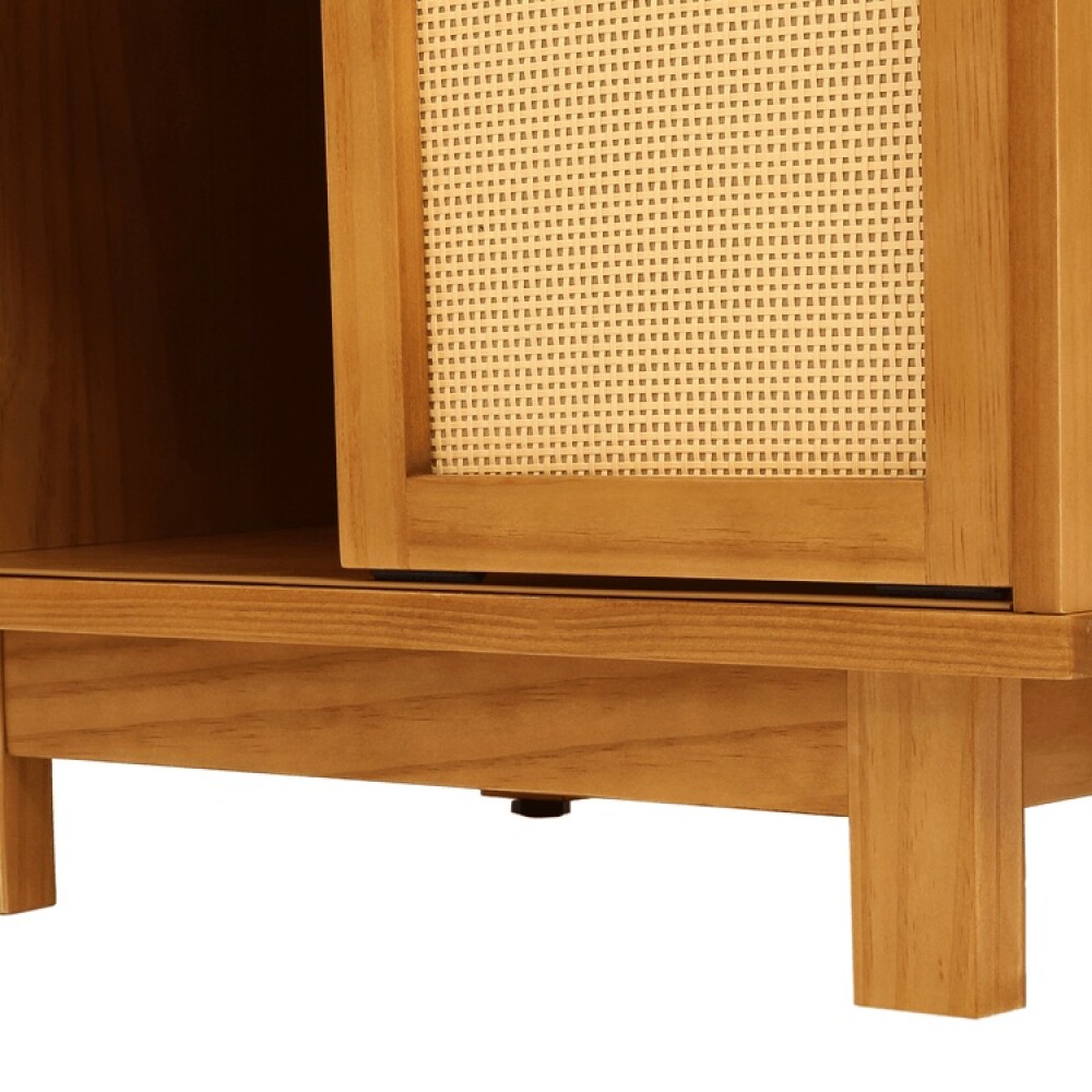 MESA DE LUZ DE MADERA CON PUERTA CORREDIZA DE RATÁN MESA DE LUZ DE MADERA CON PUERTA CORREDIZA DE RATÁN