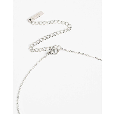 Cadena Corta con Dije Metal Plateado