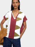 Camiseta Estampada Con Escote En Pico burdeos