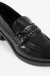 Mocasín con tachitas negro