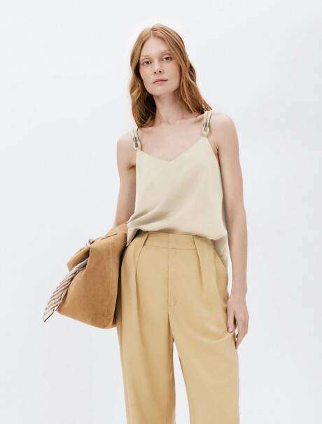 MUSCULOSA CON ESCOTE EN V BEIGE