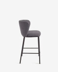 Taburete Ciselia de chenilla gris oscuro y patas de acero con acabado negro altura 65 cm
