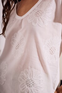 Remera Bordada Alodón Flame Nácar