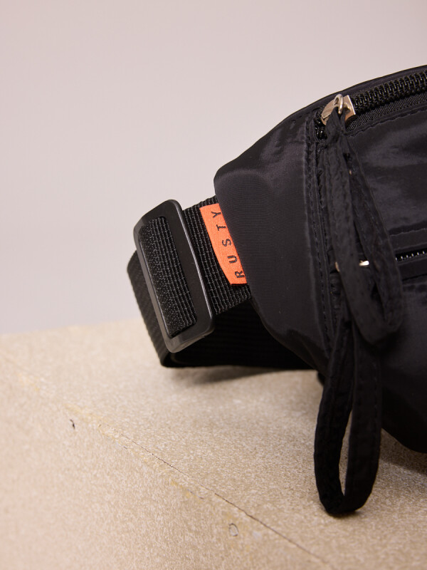 RIÑONERA SKATI RUSTY Negro