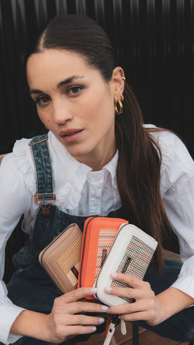 BILLETERA LORENZA - HILOS MULTICOLOR C/HUESO 