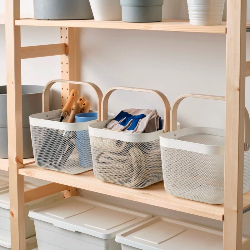 Canasta de metal con asas de madera blanco
