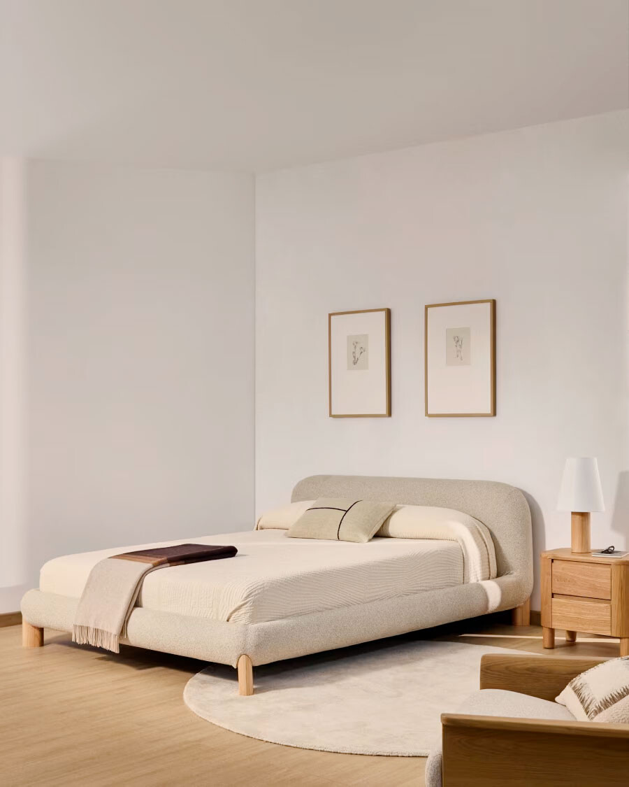 Cama desenfundable Odina bouclé crudo y patas de madera maciza de fresno acabado tono natural para colchón de 180 x 200 cm.