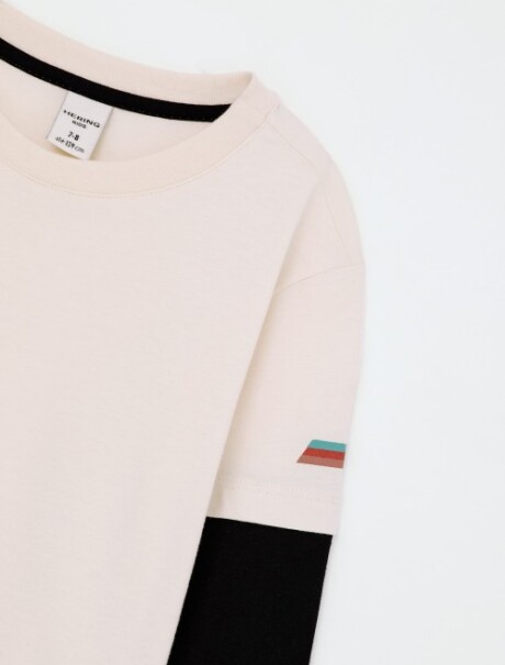 CAMISETA INFANTIL ESTAMPADA CON MANGAS SUPERPUESTAS BEIGE