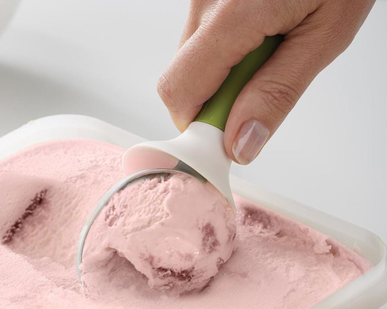 Cuchara para helado con sistema antigoteo. Cuchara para helado con sistema antigoteo.