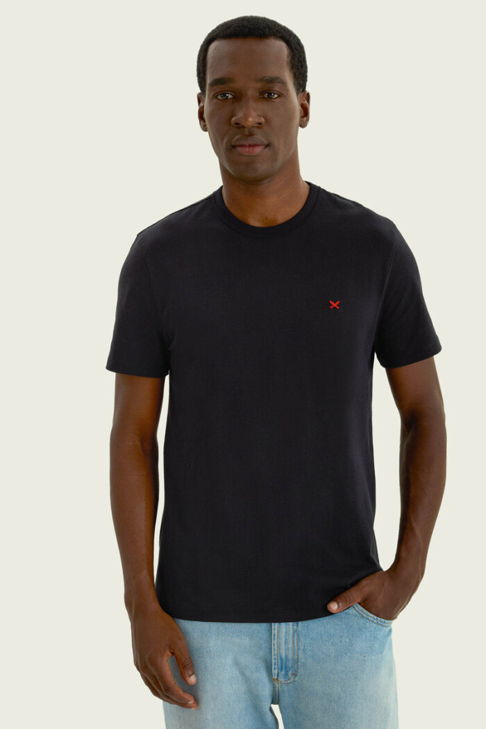 Remera Hering lisa con logo bordado Negro