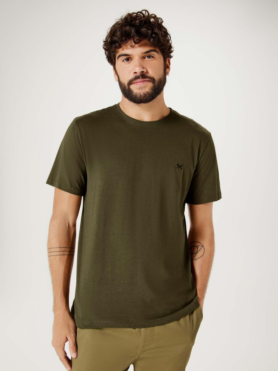 CAMISETA BÁSICA WORLD CON BORDADO - VERDE MUSGO 