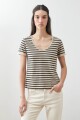 Remera rayada escote en V tostado
