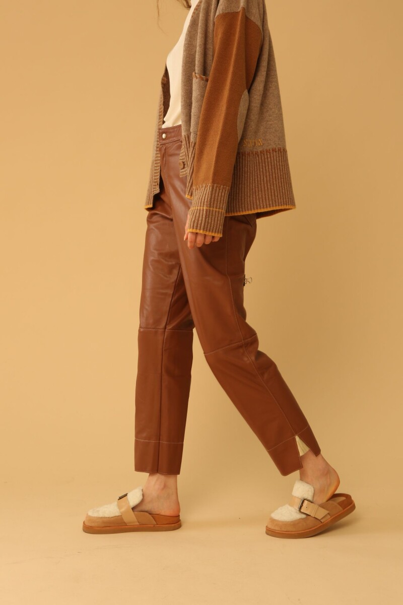 PRE VENTA · Pantalón Avai Camel y champagne