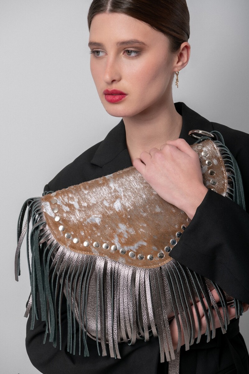 Cartera con solapa y flecos 