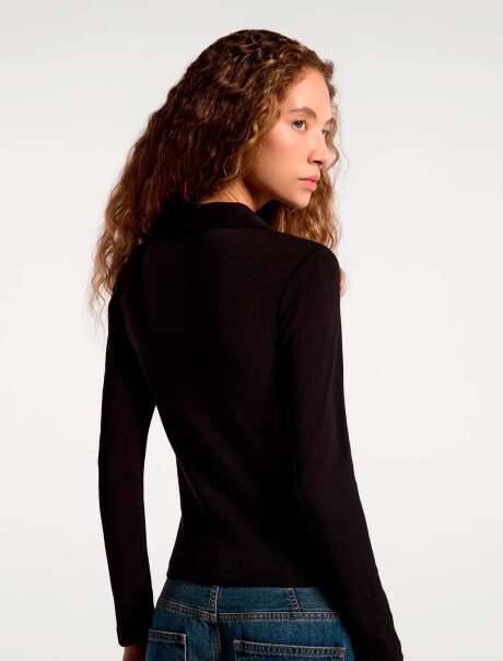 CAMISETA CON CUELLO NEGRO