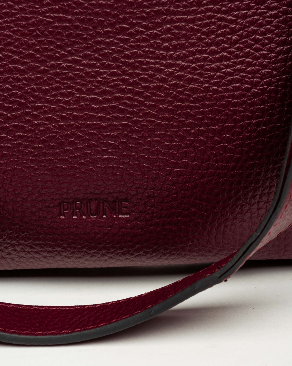 Cartera al hombro Minimal en Cuero Graneado Bordeaux