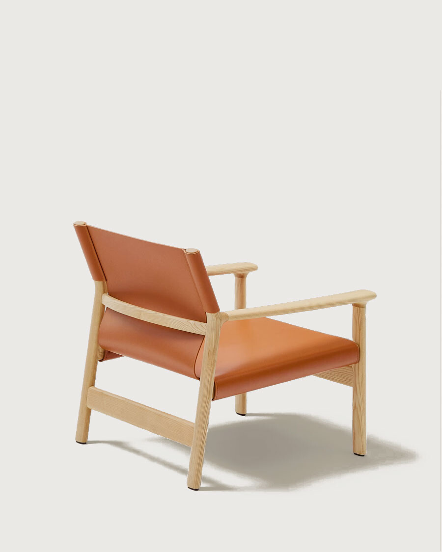 Butaca Jan de fibras de cuero reciclado marrón claro y madera maciza de fresno con acabado tono natural FSC 100%