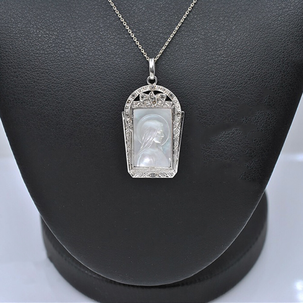Medalla antigua en oro blanco 18k con imagen de la virgen en nácar y diamantes Medalla antigua en oro blanco 18k con imagen de la virgen en nácar y diamantes