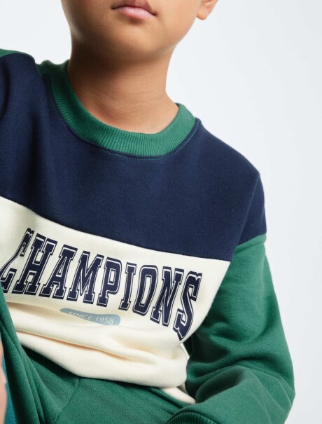 CONJUNTO INFANTIL CON ESTAMPA VERDE